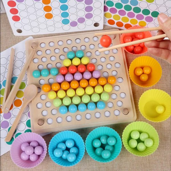 Joc de sortare si indemanare cu bile multicolor din lemn, 3 ani +