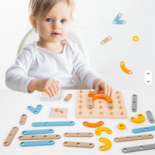 Joc Geoboard din lemn – litere, cifre, forme, carduri de activitati, 30 piese, 3 ani +